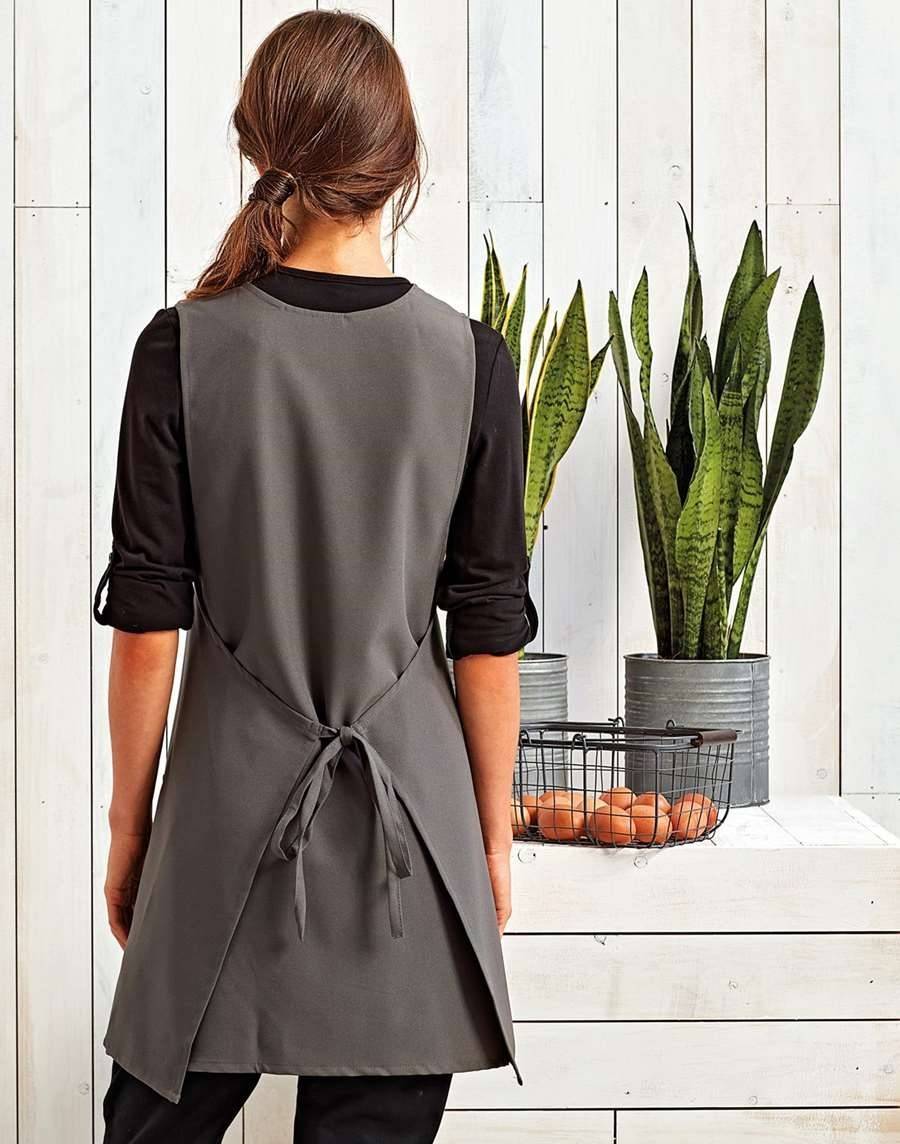 Fartuch kelnerski z głębokim dekoltem w szpic i praktycznymi kieszeniami