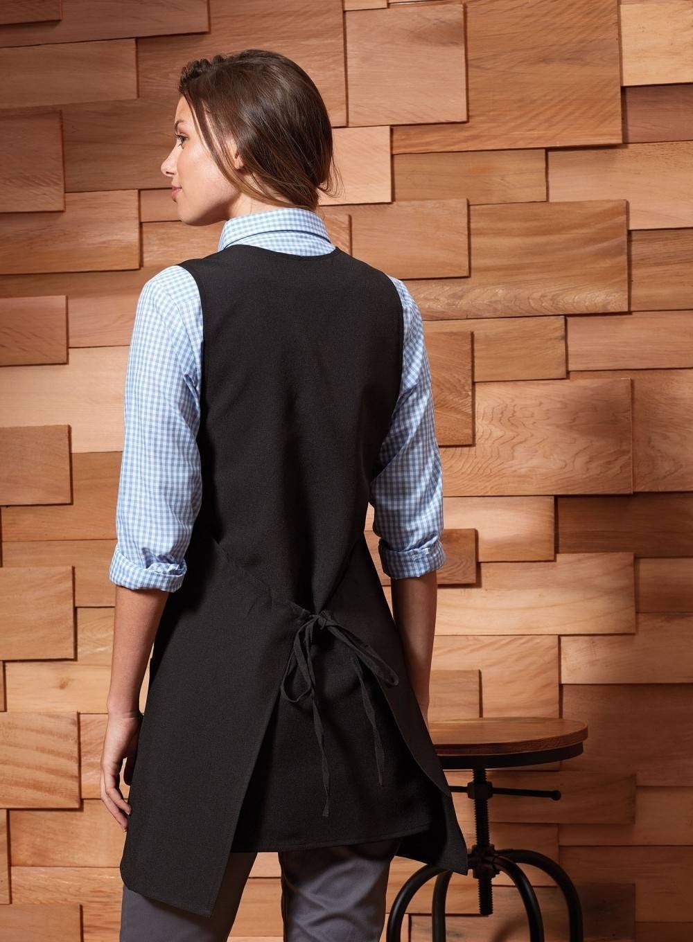 Fartuch kelnerski z głębokim dekoltem w szpic i praktycznymi kieszeniami