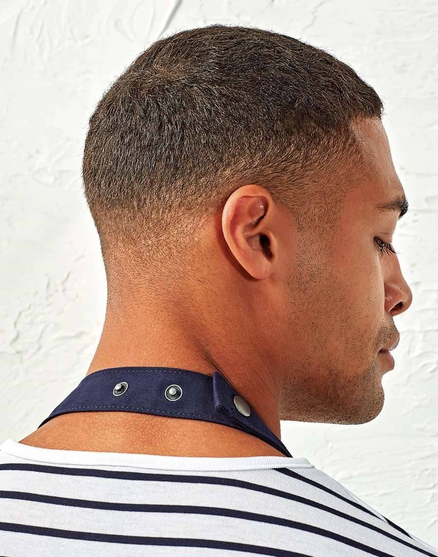 Fartuch kelnerski z trzema kieszeniami i dekoracyjnymi nitami