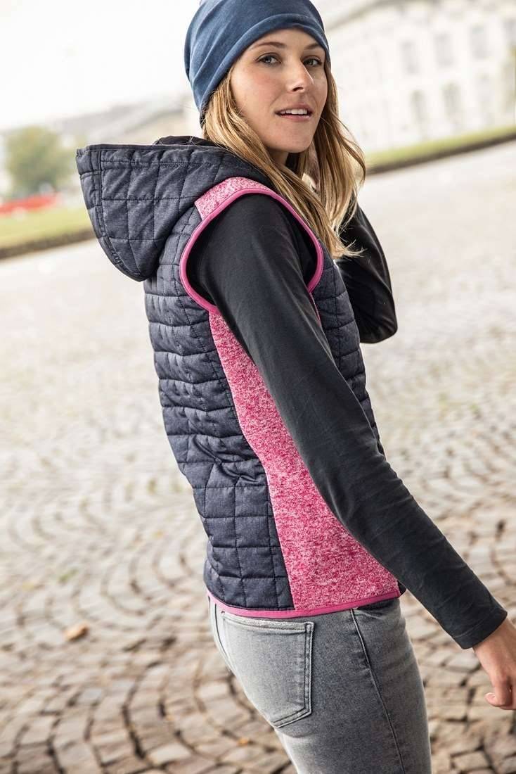 Hybrydowa kamizelka damska z kapturem o pikowanym korpusie i gładkich bokach