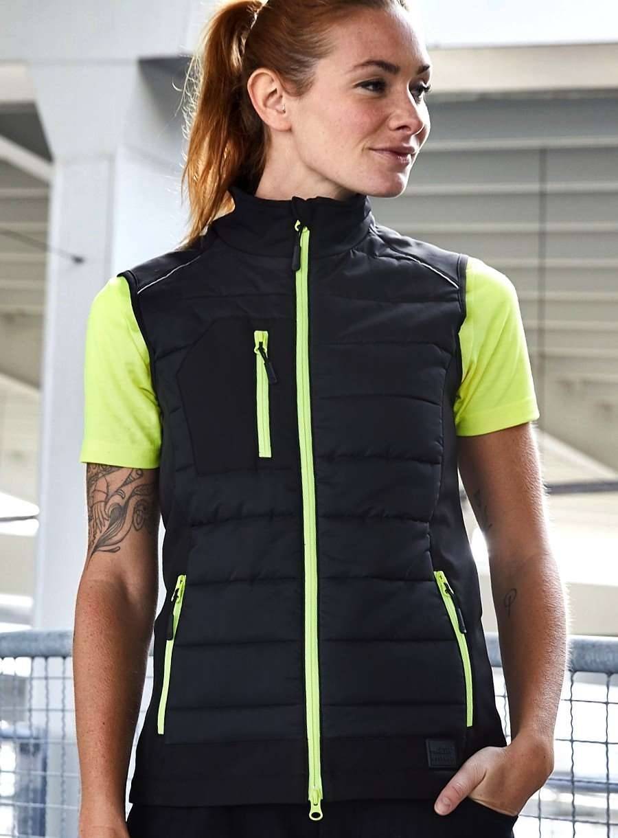 Hybrydowa kamizelka damska z pikowanym korpusem i dodatkami w technologii softshell