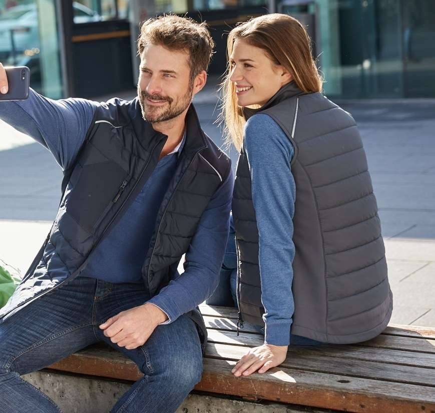 Hybrydowa kamizelka damska z pikowanym korpusem i dodatkami w technologii softshell