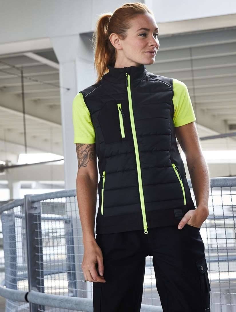 Hybrydowa kamizelka damska z pikowanym korpusem i dodatkami w technologii softshell