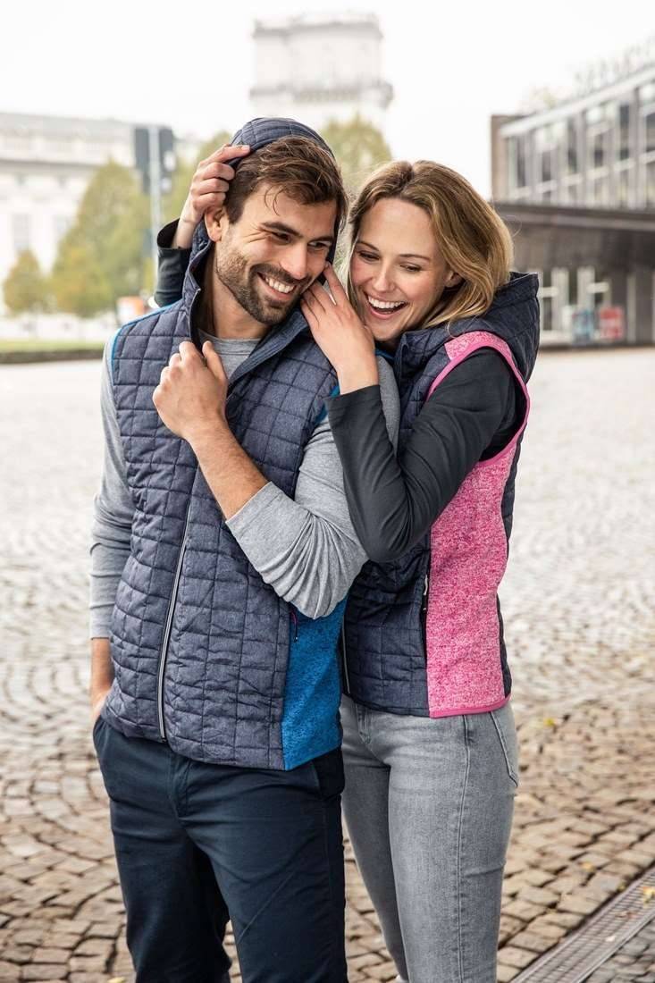 Hybrydowa kamizelka męska z kapturem o pikowanym korpusie i gładkich bokach