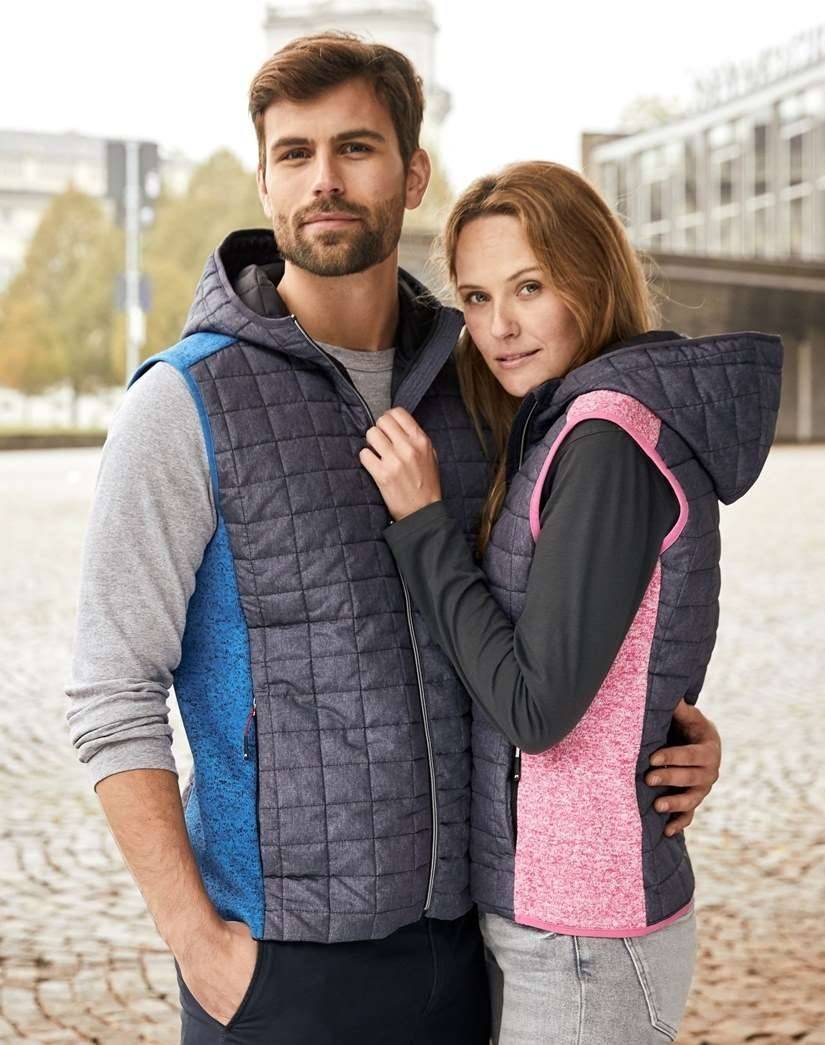 Hybrydowa kamizelka męska z kapturem o pikowanym korpusie i gładkich bokach