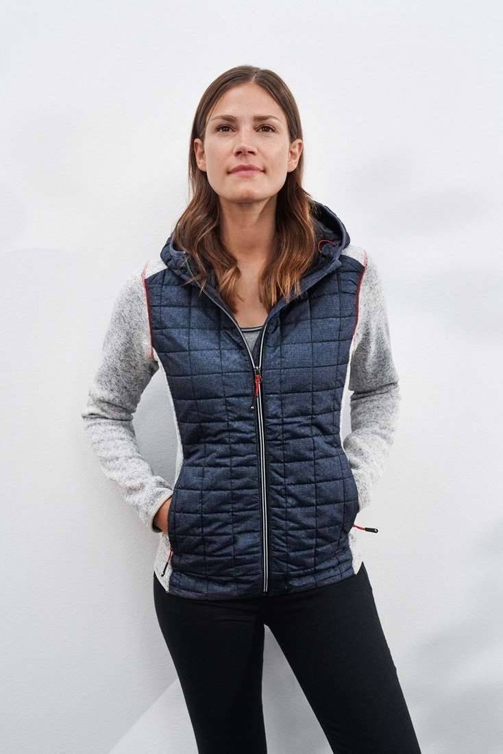 Hybrydowa kurtka damska z kapturem o pikowanym korpusie i gładkich bokach oraz rękawach