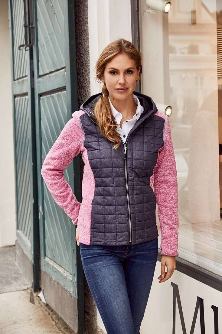 Hybrydowa kurtka damska z kapturem o pikowanym korpusie i gładkich bokach oraz rękawach