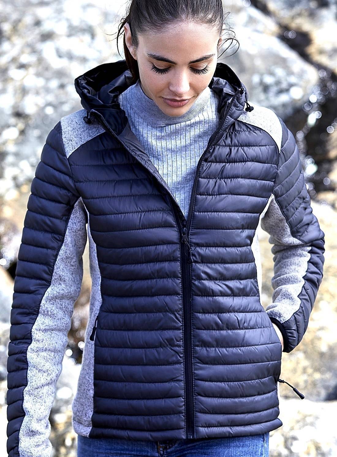 Hybrydowa pikowana kurtka damska Tee Jays z melanżowymi panelami