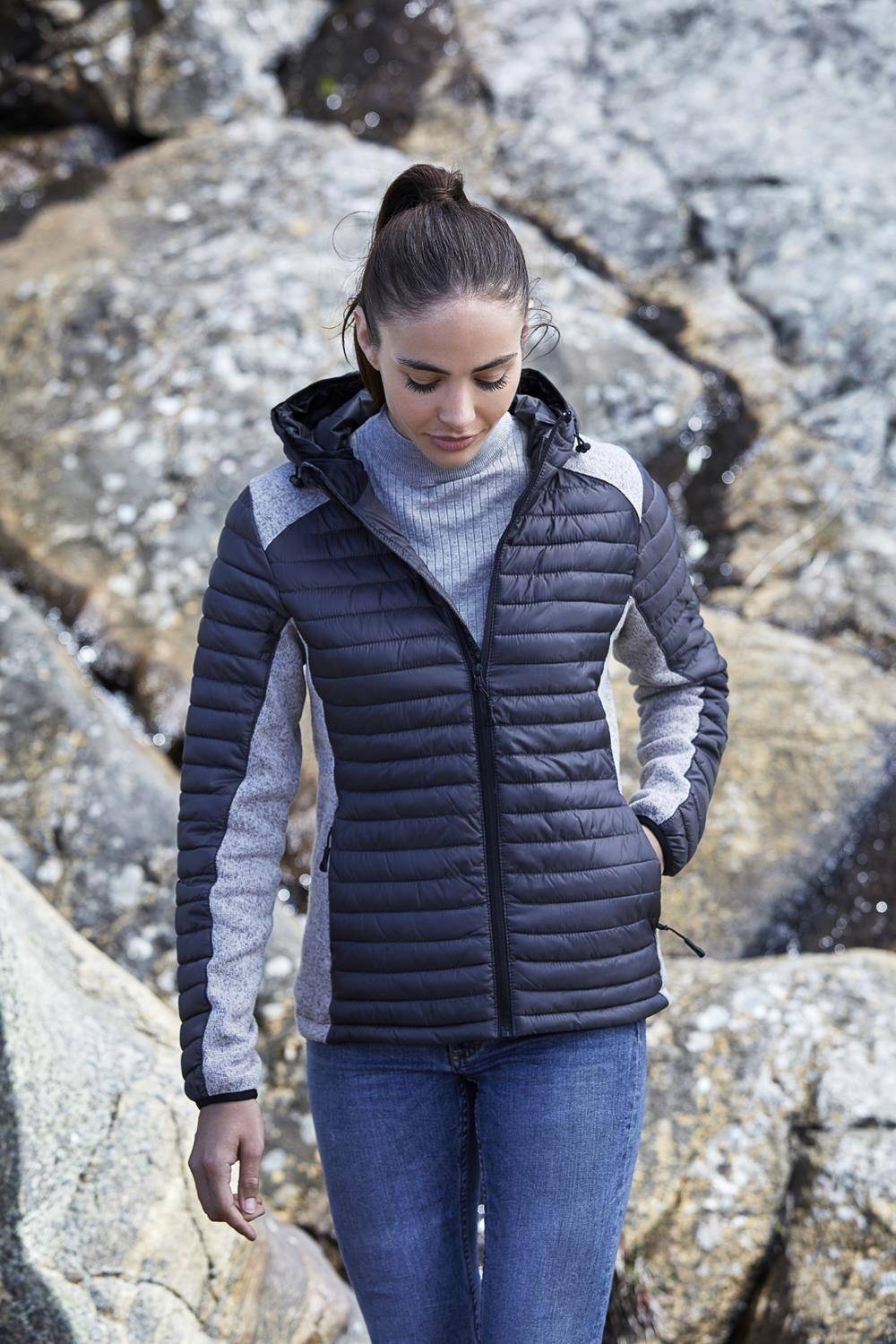 Hybrydowa pikowana kurtka damska Tee Jays z melanżowymi panelami