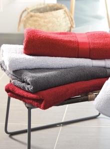 Ręcznik kąpielowy marki Myrtle Beach z zawieszką