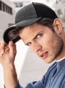 Czapka z ozdobnymi szwami na daszku