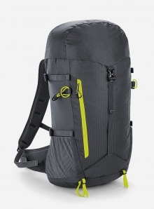 Duży trekingowy plecak z licznymi kieszeniami i uchwytami na kije