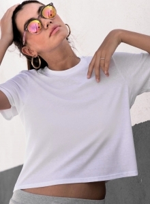 T-shirt damski o krótkim i swobodnym kroju