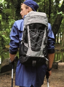 Plecak turystyczny z dużą komorą i pokrowcem przeciwdeszczowym