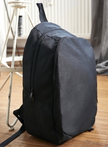 Plecak z pojemnymi komorami i wyściełanymi plecami