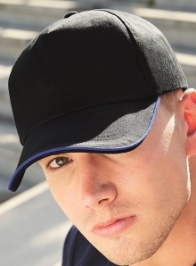 Czapka z kontrastową lamówką wokół wygiętego daszka