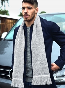 Dwuwarstwowy szal zakończony frędzlami