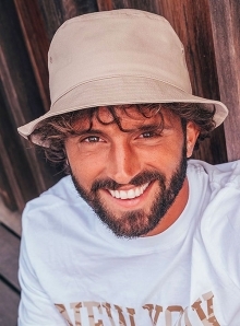 Modny kapelusz, materiał z recyklingu