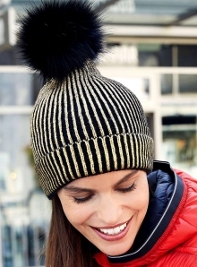 Damska czapka zimowa z metaliczną powłoką i dużym pomponem