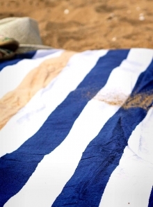 Ręcznik plażowy w modne wielokolorowe pasy z bawełny czesanej