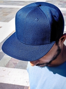 Czapka z płaskim daszkiem, wykonana z materiału pochodzącego z recyklingu