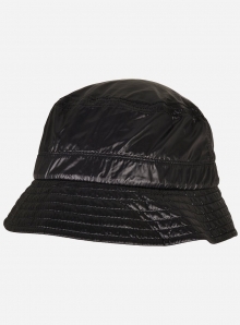 Modny kapelusz z połyskującego materiału, posiadający pikowane przeszycia