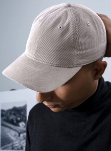 Czapka z daszkiem wykończona modną sztruksową strukturą