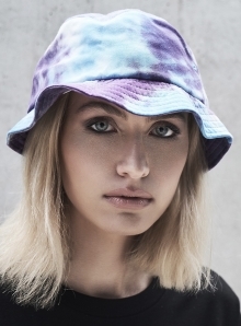 Kapelusz z efektowną kolorową grafiką