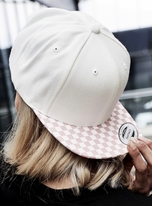 Czapka z wzorem szachownicy na płaskim daszku