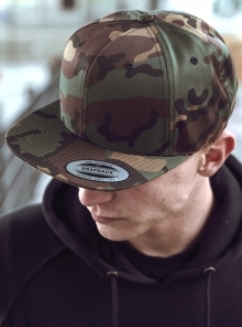 Czapka w kolorystyce wojskowej z płaskim daszkiem