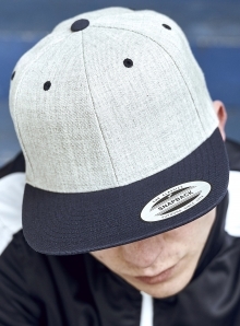 Dwukolorowa czapka z płaskim daszkiem Snapback