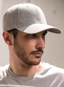 Czapka z daszkiem z plastikowym zapięciem