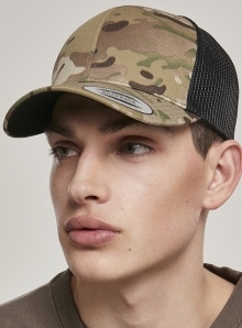 Czapka w wojskowej kolorystyce z czarną siatką