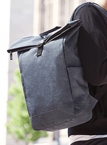 Plecak z bocznymi kieszeniami zamykany na złączkę