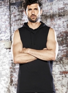 Sportowy bezrękawnik z kapturem z materiału odprowadzającego wilgoć