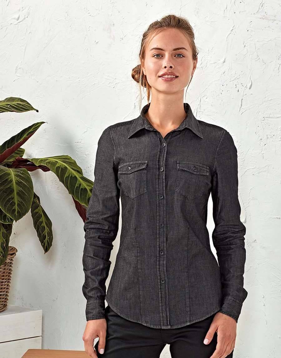 Jeansowa koszula damska z zapinanymi kieszeniami