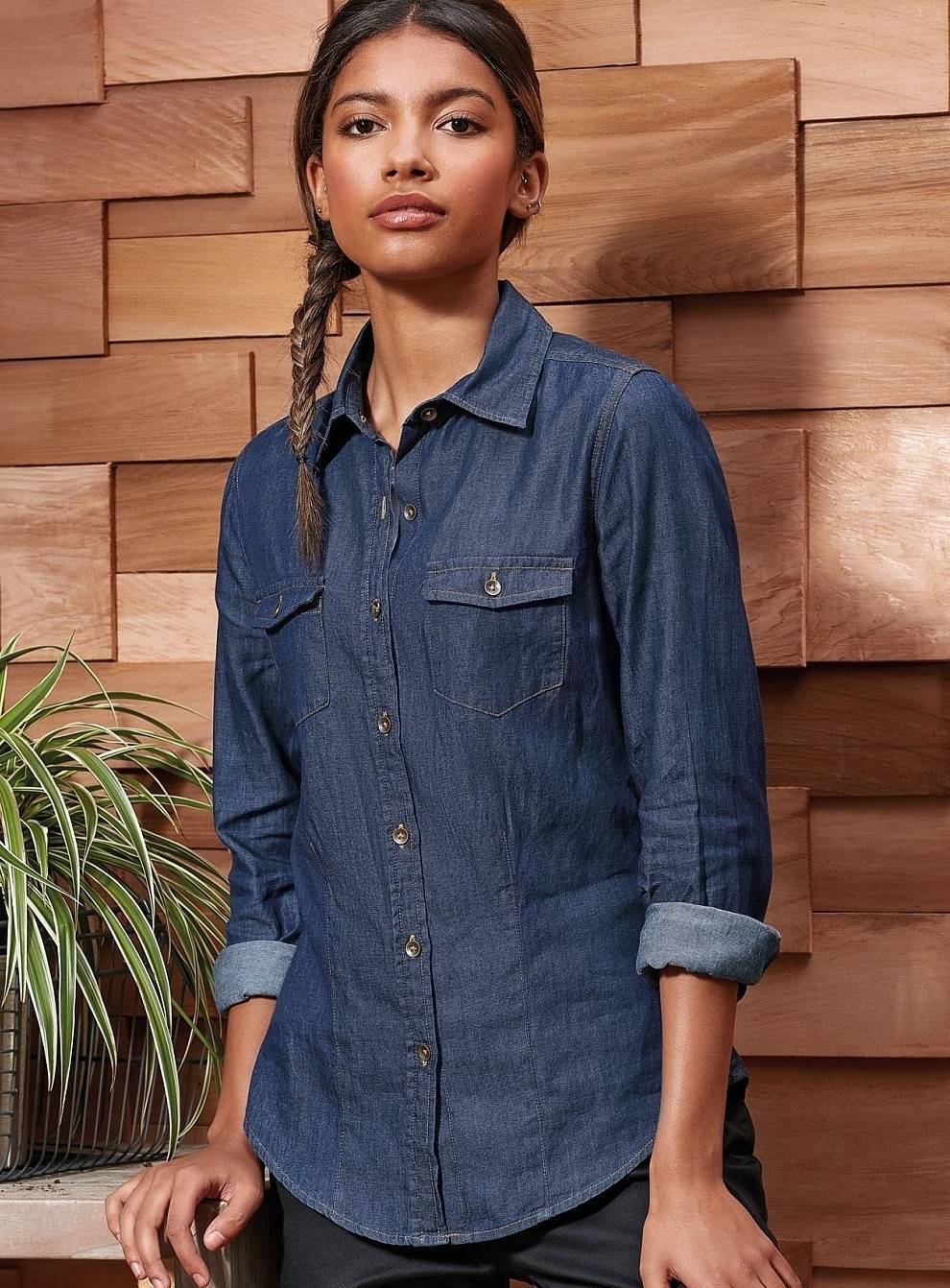 Jeansowa koszula damska z zapinanymi kieszeniami