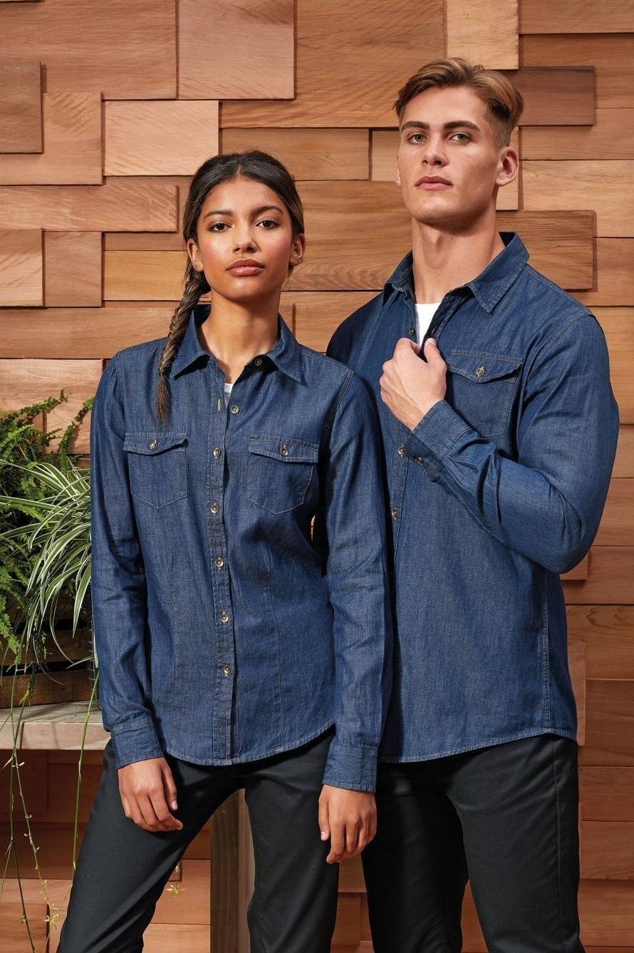 Jeansowa koszula damska z zapinanymi kieszeniami