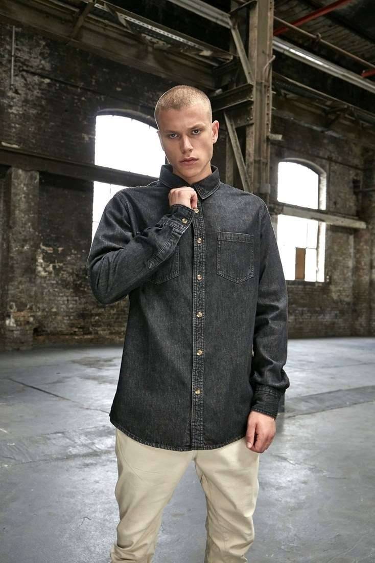 Jeansowa koszula męska z dwoma kieszonkami na klatce piersiowej