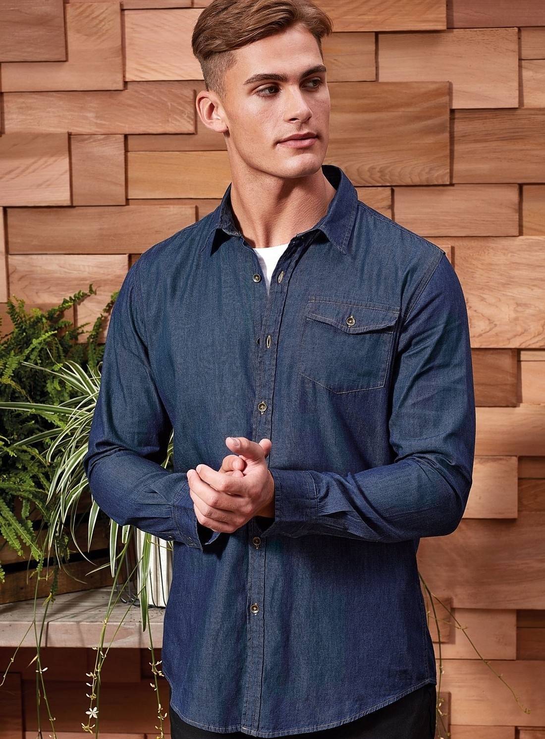 Jeansowa koszula męska z zapinaną kieszenią na piersi