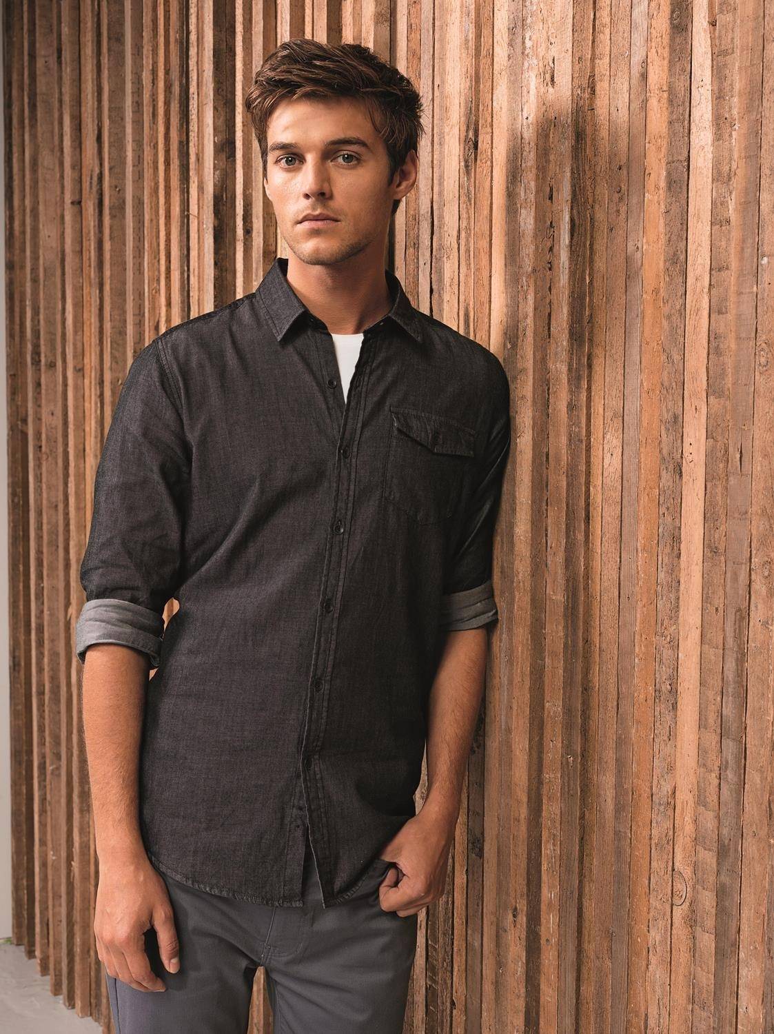 Jeansowa koszula męska z zapinaną kieszenią na piersi