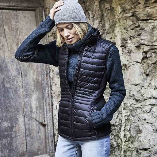 Kamizelka damska Tee Jays z pikowanym korpusem i gładkimi bokami