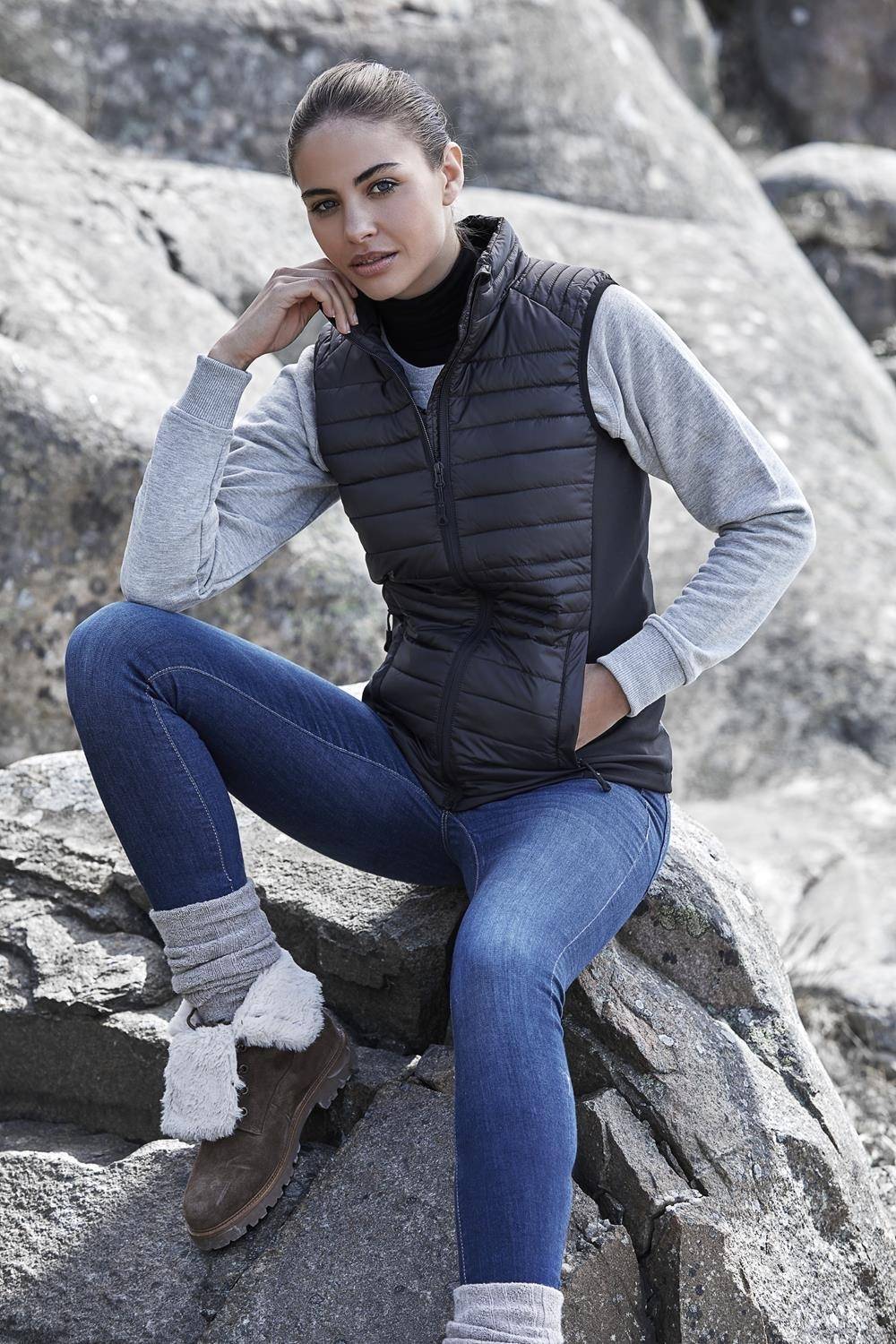 Kamizelka damska Tee Jays z pikowanym korpusem i gładkimi bokami