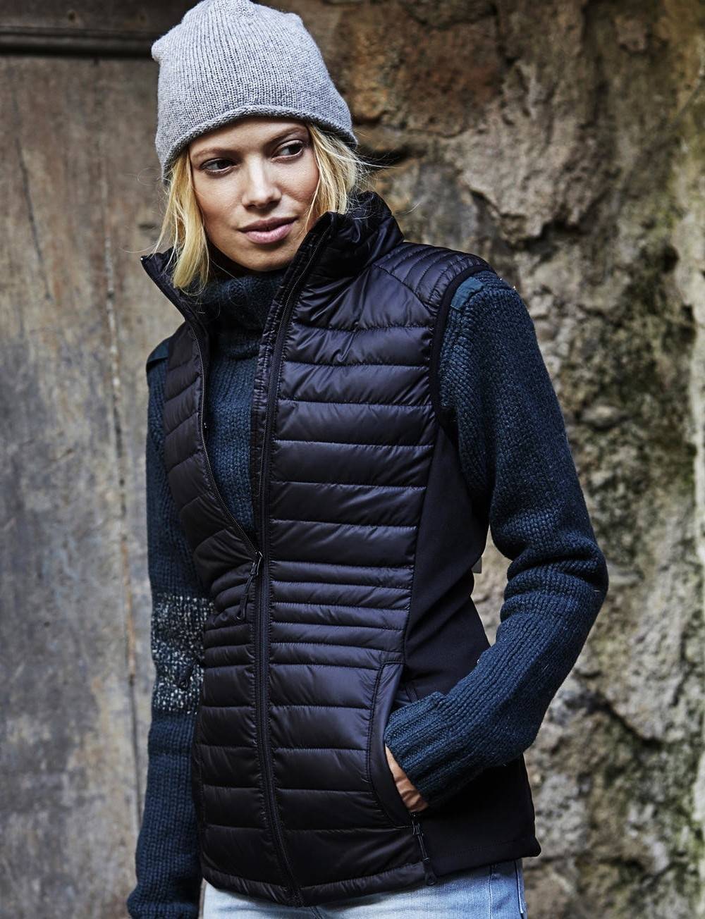 Kamizelka damska Tee Jays z pikowanym korpusem i gładkimi bokami