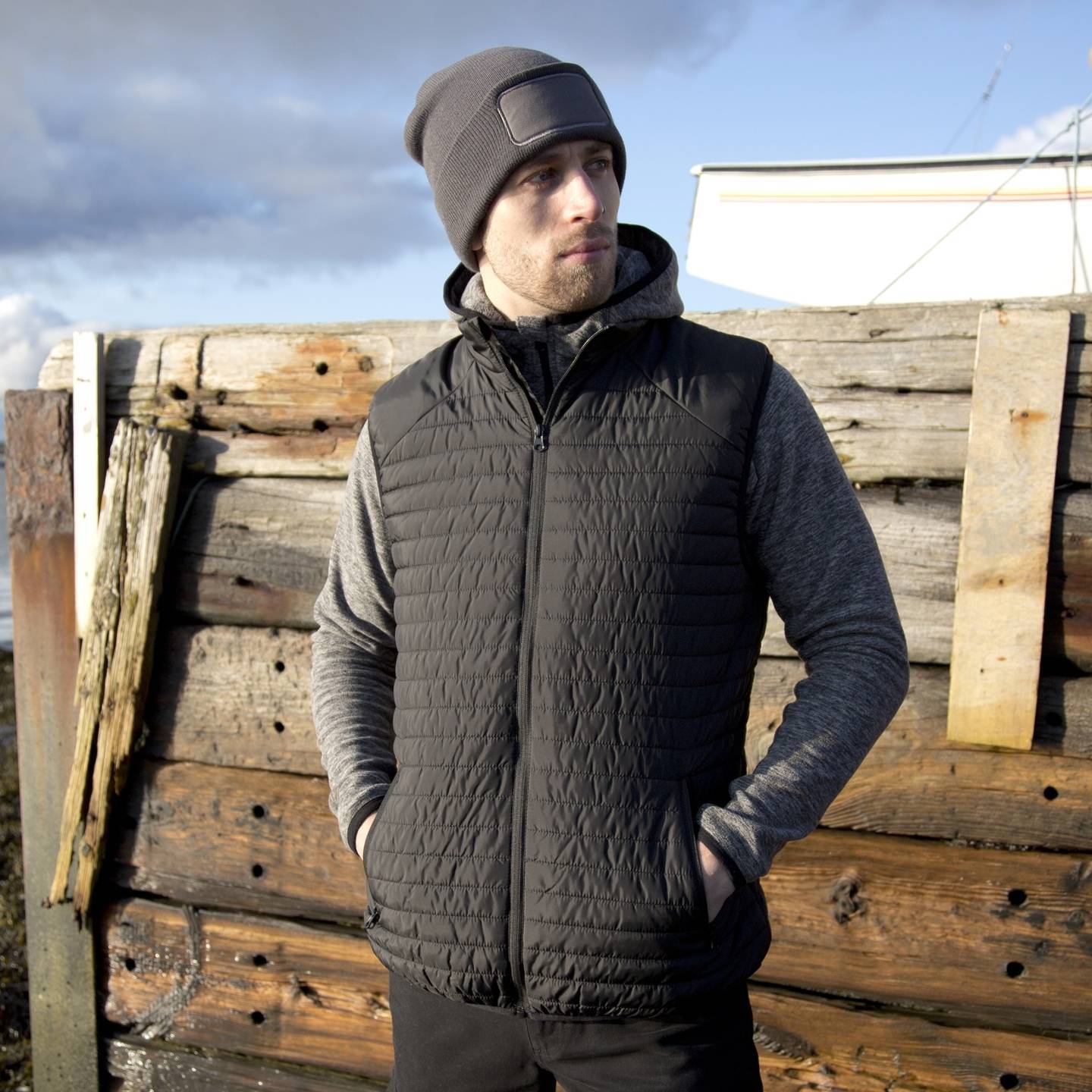 Kamizelka męska z drobnym pikowaniem i kontrastowymi zamkami