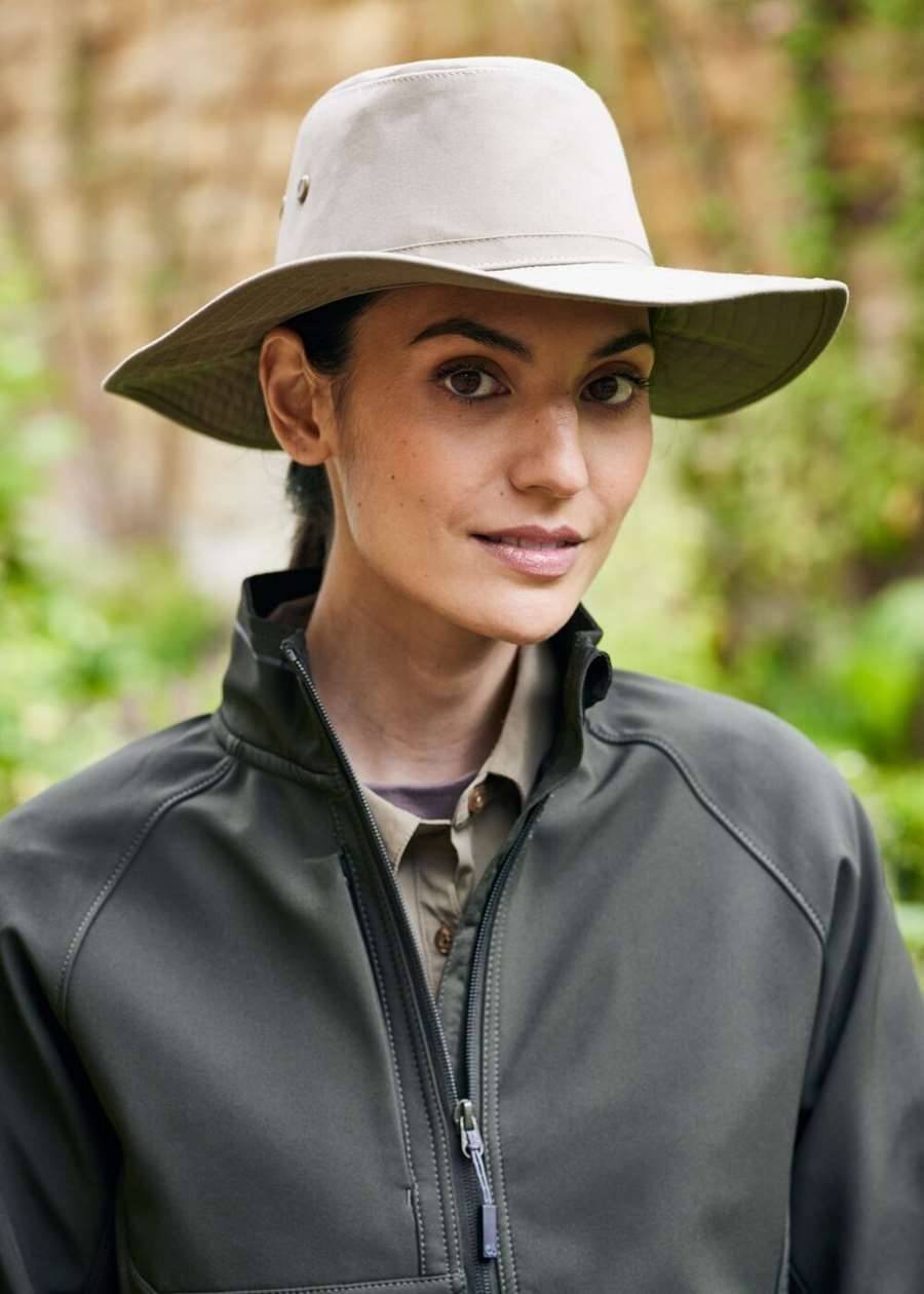 Kapelusz turystyczny z otworami wentylacyjnymi