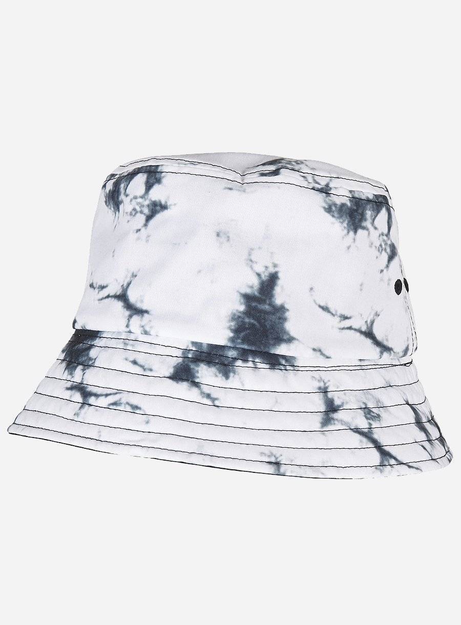 Kapelusz w modnym wzornictwie w stylu Tie-Dye