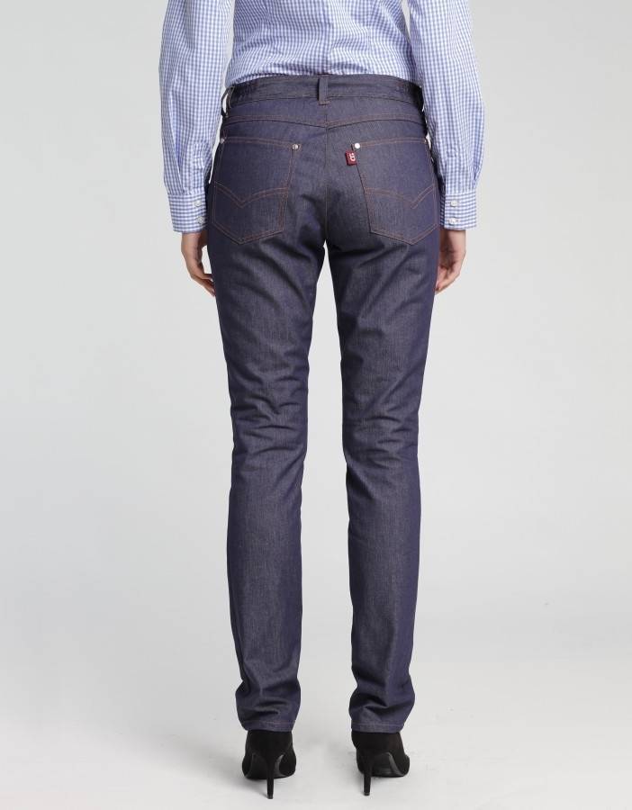 Kelnerskie spodnie jeansowe w modelu damskim