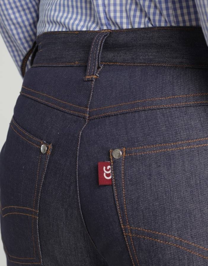 Kelnerskie spodnie jeansowe w modelu damskim