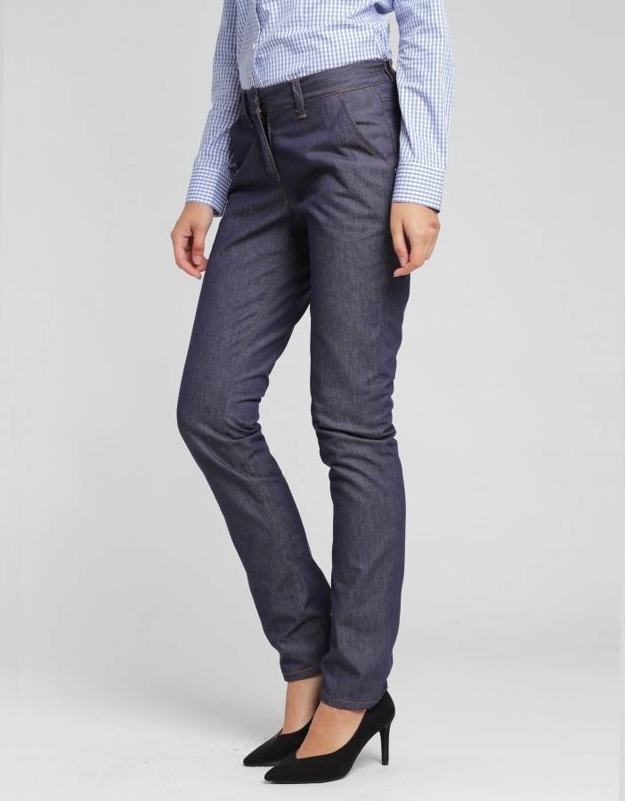 Kelnerskie spodnie jeansowe w modelu damskim